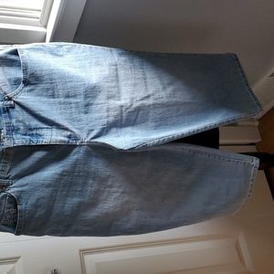 Gloria Vanderbilt 5 pocket denim capris. SIZE 12.